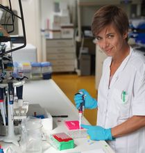Auf diesen Foto ist Stefanie Ziesche, eine der Mitarbeiterinnen der Core Unit DNA Technologien, zu sehen, Foto: Birgit Oelzner/ Core Unit DNA