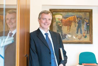 Auf dem Bild ist Prof. Dr. Dr. Thomas Vahlenkamp zu sehen. 