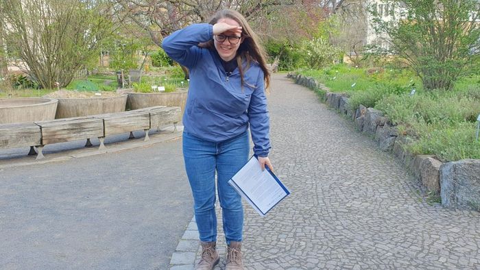 Zu sehen ist Lehramtsstudentin Franciska Frese im Botanischen Garten.