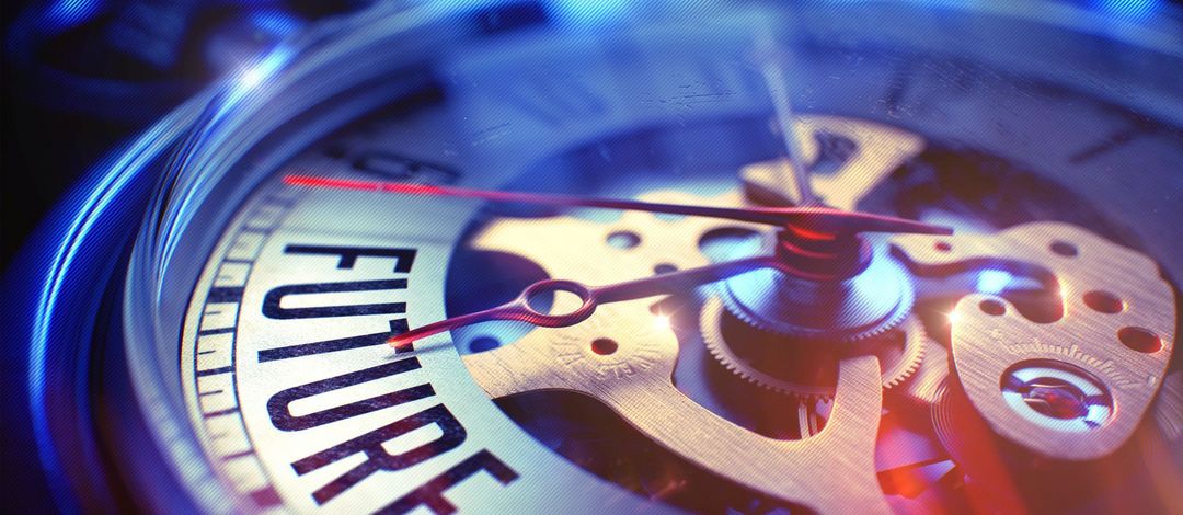 Farbfoto: Detailaufnahme einer Taschenuhr mit Uhrwerk und dem Schriftzug "Future"