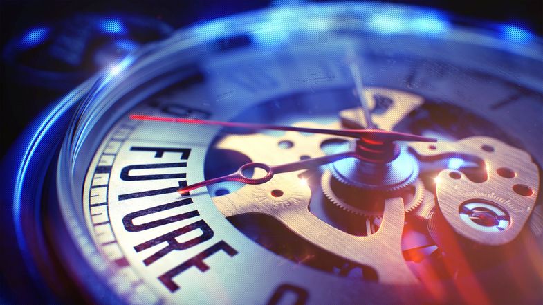 Farbfoto: Detailaufnahme einer Taschenuhr mit Uhrwerk und dem Schriftzug "Future"