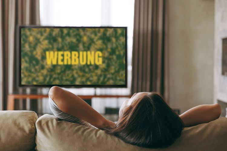 Knapp ein Drittel aller Werbespots im Fernsehen werbe für klimaschädliche Produkte, so das Studienergebnis. Damit schade der deutsche Werbemarkt auf diesen Verbreitungswegen dem Klima, sagen die Wissenschaftler:innen.
