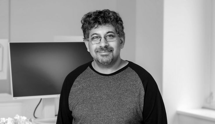 Schwarz-Weiß-Foto von Professor Sayan Mukherjee
