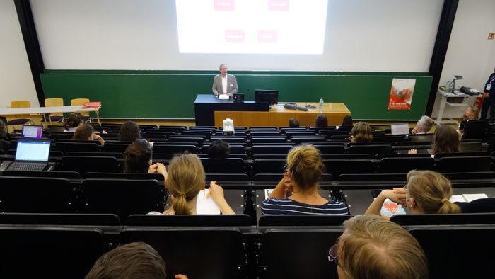 Prorektor Prof. Dr. Roger Gläser spricht im Audimax