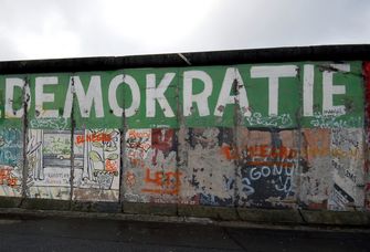 Teil der Berliner Mauer mit der Aufschrift "Demokratie"