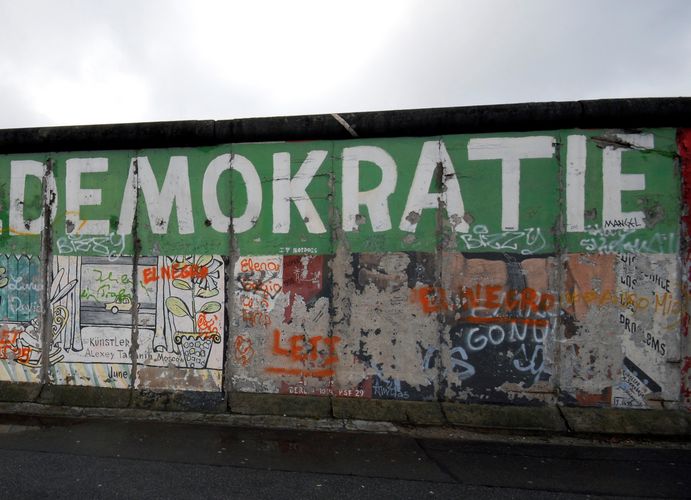 Teil der Berliner Mauer mit der Aufschrift "Demokratie"