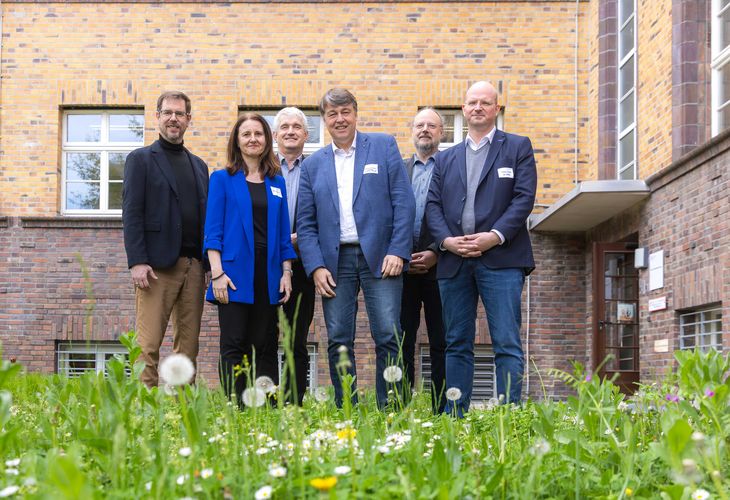 Staatssekretärin Prof. Dr. Heike Graßmann und die Projektleiter KIMed zur Kickoff-Veranstaltung am 23. April (v.l.): Prof. Dr. Martin Sedlmayr (TU Dresden), Dr. Matthias Nüchter (Universität Leipzig), Prof. Dr. Christoph Meyer (Hochschule Mittweida), Prof. Dr. Toralf Kirsten und Prof. Dr. Thomas Neumuth (beide Uni Leipzig). Foto: Swen Reichhold / Universität Leipzig 