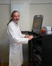 Auf diesen Foto ist der Leiter der Core Unit DNA Technologien, PD Dr. Knut Krohn, zu sehen, Grafik: Birgit Oelzner/ Core Unit DNA 