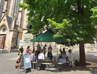 Studierende organisieren einen moderierten Gesprächskreis vor der Thomaskirche, Foto: Kefa Hamidi