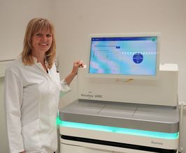Auf diesen Foto ist Kathleen Schön, eine der Mitarbeiterinnen der Core Unit DNA Technologien, zu sehen, Foto: Birgit Oelzner/ Core Unit DNA