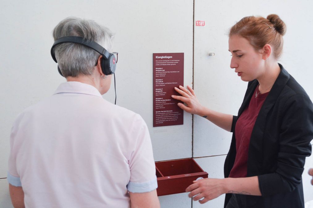 zur Vergrößerungsansicht des Bildes: Besucher:innen beim „Museum für alle"-Projekt, Foto: Mandy Putz