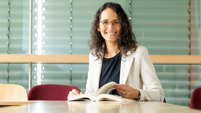 Prof. Dr. Miriam Nandi, Professorin für Neuere und neueste britische Literaturwissenschaft im globalen und postkolonialen Rahmen.