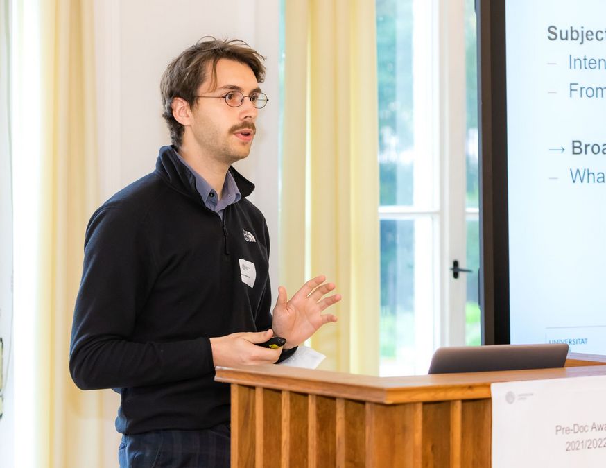 zur Vergrößerungsansicht des Bildes: Noah Waldschmidt während seines Vortrags