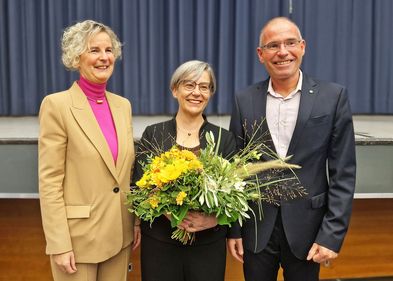 Auf dem Bild sind die Hochschulratsvorsitzende Univ.-Prof. Dr. Marion A. Weissenberger-Eibl (l.) und Prof. Dr. Frank Artinger mit der neu gewählten Rektorin der HKA, Prof. Dr. Rose Marie Beck, zu sehen.