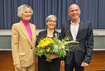 Auf dem Bild sind die Hochschulratsvorsitzende Univ.-Prof. Dr. Marion A. Weissenberger-Eibl (l.) und Prof. Dr. Frank Artinger mit der neu gewählten Rektorin der HKA, Prof. Dr. Rose Marie Beck, zu sehen.