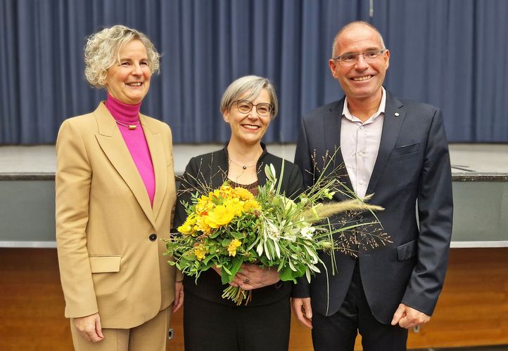 Auf dem Bild sind die Hochschulratsvorsitzende Univ.-Prof. Dr. Marion A. Weissenberger-Eibl (l.) und Prof. Dr. Frank Artinger mit der neu gewählten Rektorin der HKA, Prof. Dr. Rose Marie Beck, zu sehen.