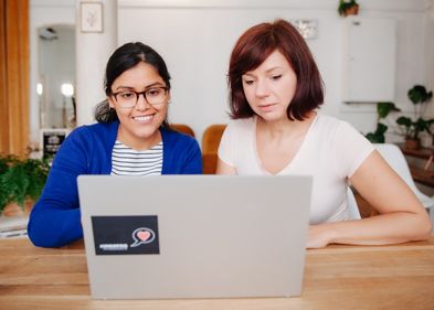 Das neue Portal ermöglicht Sprachlehrer:innen, online Übungen und Tests in verschiedenen Sprachen zu erstellen, Foto: Grit Hartung Zwei junge Frauen arbeiten gemeinsam am Laptop.
