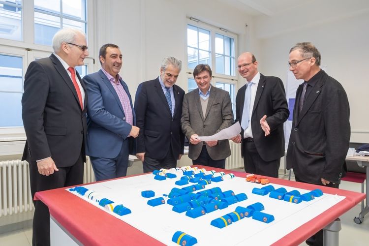 Harm-Bastian Harms (Johanniter), Gino Claes (Belgian Public Health Emergency), EU-Kommissar Christos Stylianides, Prof. Dr. Jürgen Meixensberger (Studiendekan Medizinische Fakultät), Prof. Dr. Thomas Neumuth (stellv. ICCAS-Direktor) und Prof. Dr. Erich Schröger (Prorektor für Forschung und wissenschaftlichen Nachwuchs der Universität Leipzig) diskutieren die Funktionsweise des modularen Notfallkrankenhauses am Modell. (v.l.n.r.)