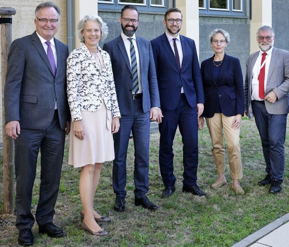 Beim Kick-off dabei (v.l.): Prof. Dr. Erhard Rahm und Prof. Dr. Eva Inès Obergfell (Universität Leipzig), Wissenschaftsminister Sebastian Gemkow, Dr. Christoph March (BMBF) sowie Prof. Ursula M. Staudinger und Prof. Dr. Wolfgang Nagel (TU Dresden).