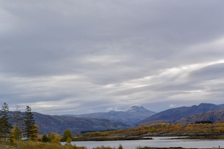 Hier sieht man Helgeland mit seinen mythischen Landschaften.