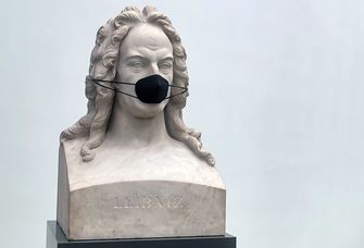 Corona-Symbolbild: Leibniz-Büste im Augusteum mit schwarzer FFP2-Maske