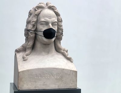 Corona-Symbolbild: Leibniz-Büste im Augusteum mit schwarzer FFP2-Maske