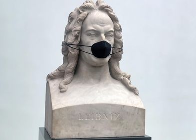 Corona-Symbolbild: Leibniz-Büste im Augusteum mit schwarzer FFP2-Maske