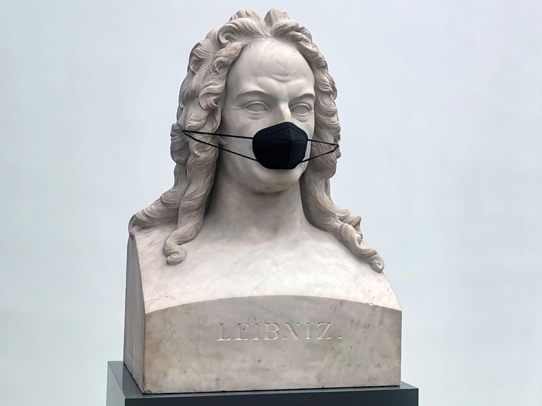 Corona-Symbolbild: Leibniz-Büste im Augusteum mit schwarzer FFP2-Maske
