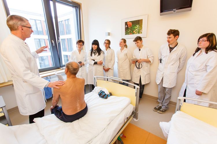 Professor bei der Visite mit Studierenden, Foto: Christian Hüller