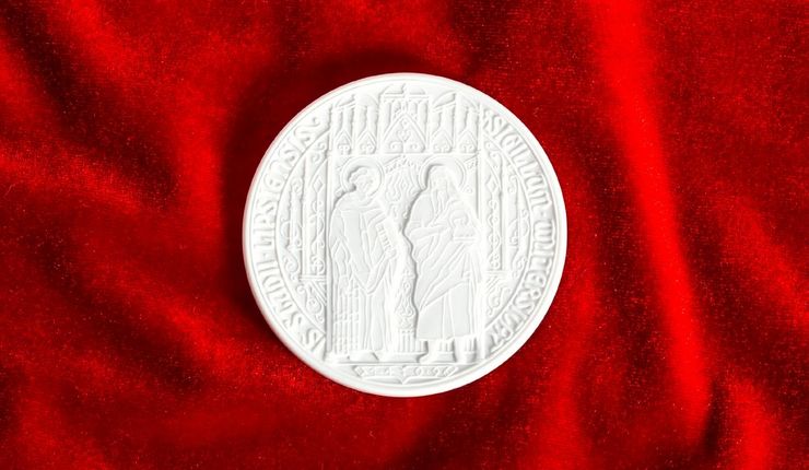 Vordersteite der Leipziger Universitätsmedaille, weiße Medaille auf rotem Samt