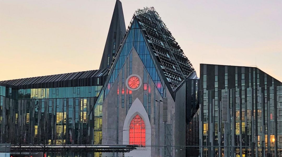 Die Fenster des Neuen Augusteums werden von innen orange angeleuchtet.