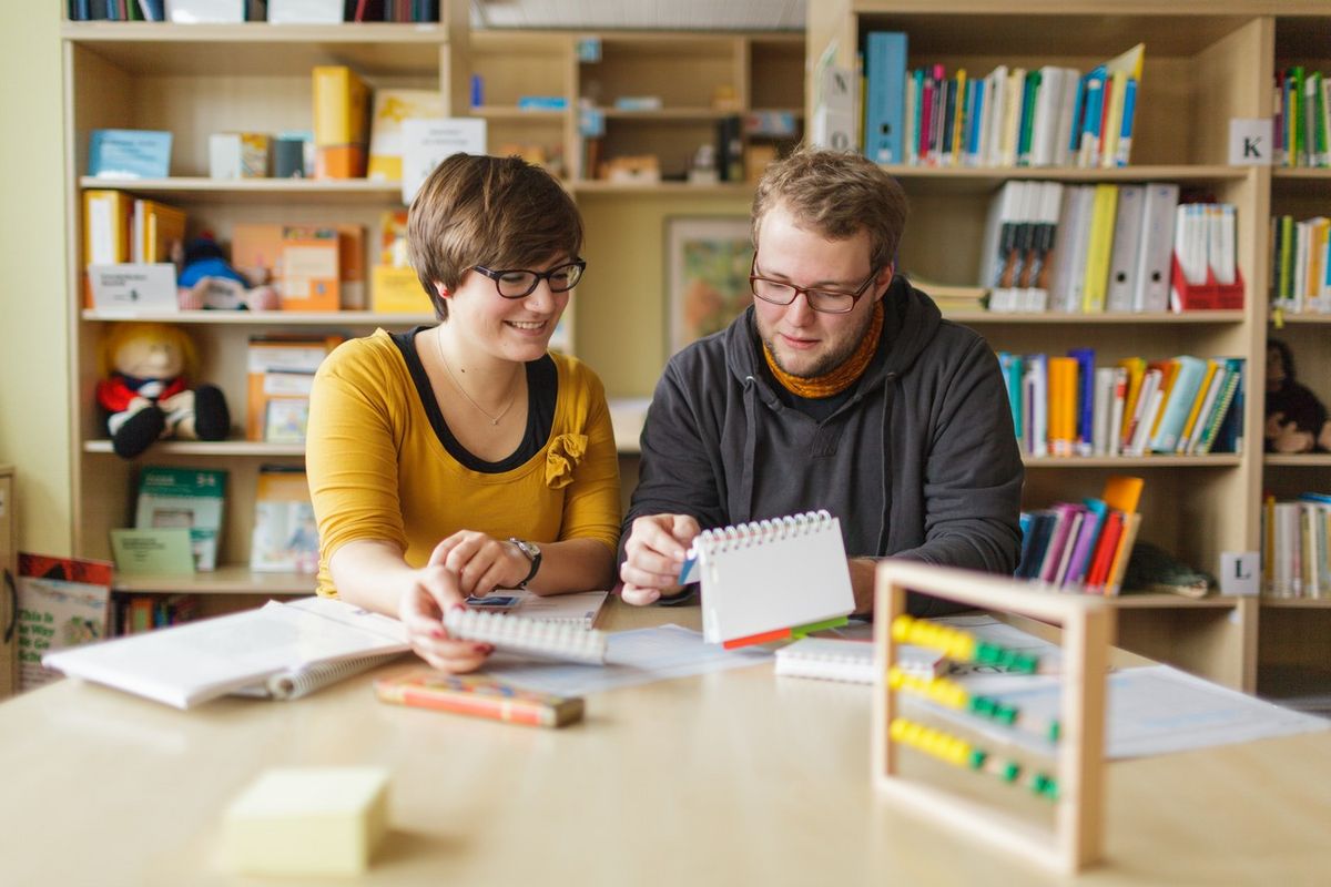 zur Vergrößerungsansicht des Bildes: Studierende im Dialog, Foto: Christian Hüller