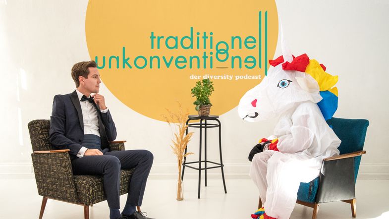 Der Moderator diskutiert mit einem Einhorn.