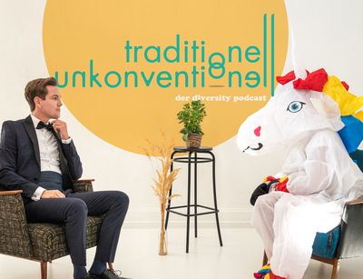 Der Moderator diskutiert mit einem Einhorn.