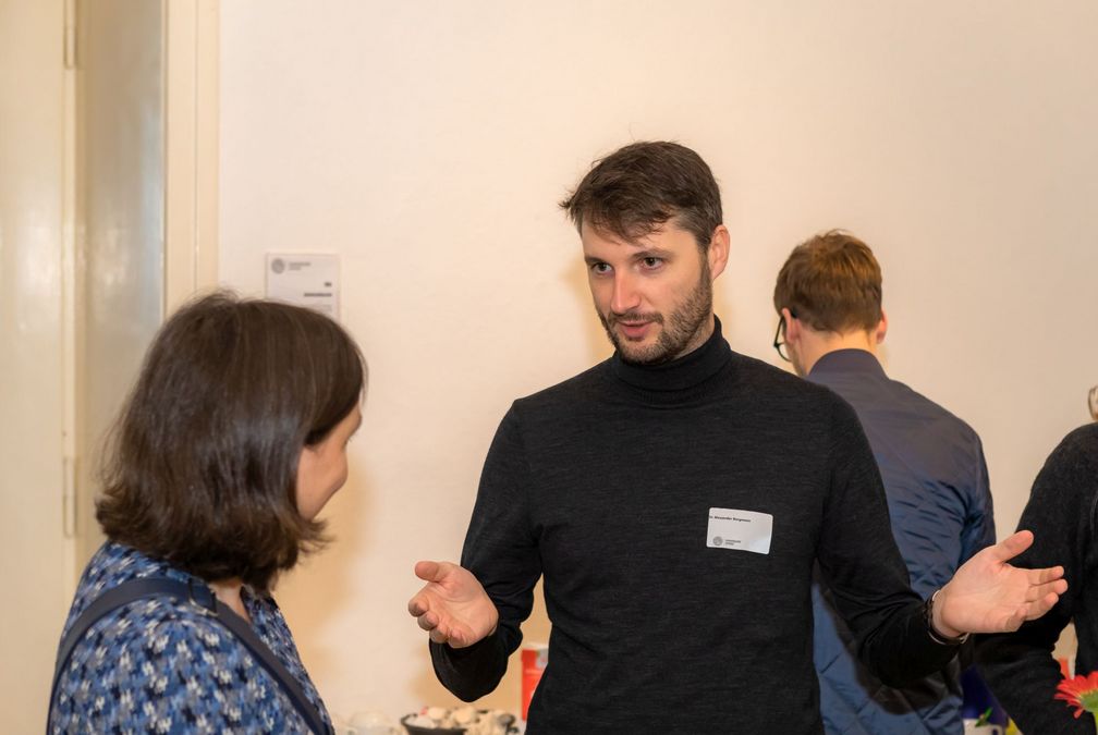 zur Vergrößerungsansicht des Bildes: Einige Teilnehmende des Pre-Doc Awards unterhalten sich in der Kaffeepause.