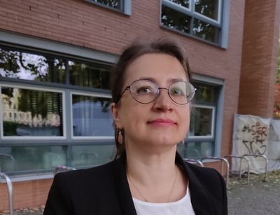 Das Bild zeigt Dr. habil. Anna Gaidash an der Universität Leipzig. 