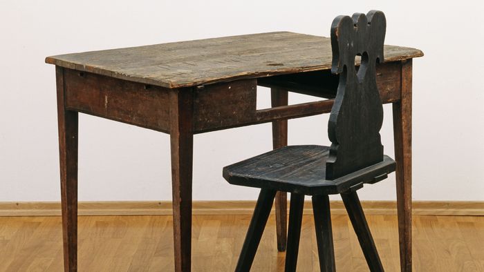 Auf dem Bild sieht man einen Karzertisch und Stuhl aus der "Stühleausstellung" der Kustodie im Sommersemester 2023