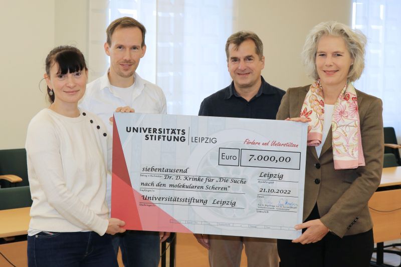 zur Vergrößerungsansicht des Bildes: Farbfoto: Prof. Dr. Eva Inés Obergfell und Prof. Dr. Harald Krautscheid von der Universitätsstiftung überreichen den symbolischen Scheck an die Fördermittelempfänger Dr. Dana Krinke und Dr. Ronny Frank