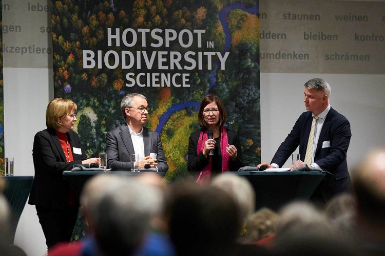 Bei der Podiumsdiskussion mit Dr. Christiane Paulus, Abteilungsleiterin Naturschutz des BMUV (li.), Olaf Bandt, Vorsitzender des BUND (2. v.li.), und Andreas Jahn, Bundesgeschäftsführer des BMVW (re.), riet Prof. Aletta Bonn (UFZ, iDiv) (2. v.re.) zur Einrichtung eines nationalen Biodiversitätsrates.