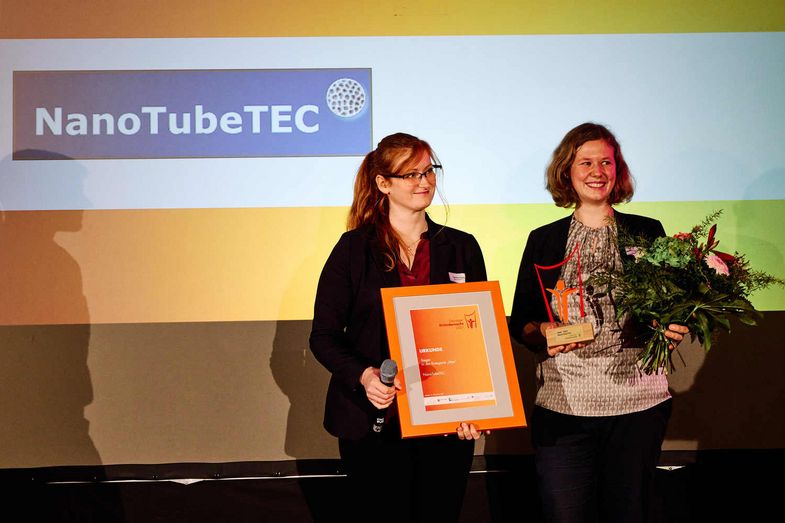 Sabrina Friebe (li.) und Astrid Kupferer (re.), von NanoTubeTEC, freuen sich über den Publikumspreis.