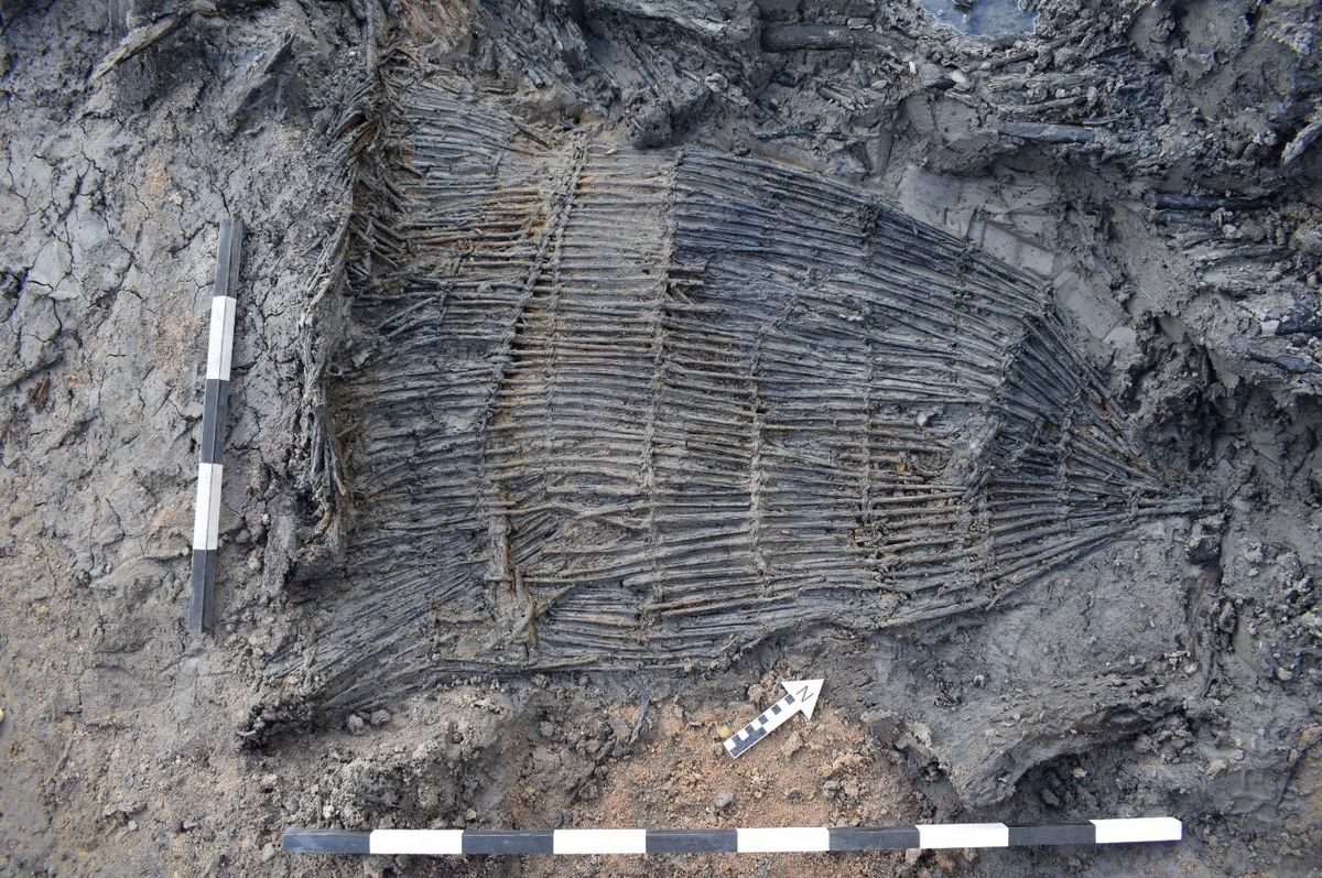 zur Vergrößerungsansicht des Bildes: Fischreuse, bedeckt in Sedimenten der Wörnitz