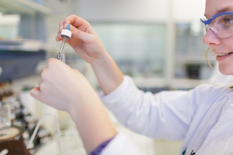 Foto: Studentin mit Schutzbrille arbeitet in einem Chemie-Labor