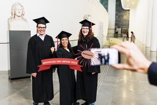 Absolvent:innen feiern ihren Studienabschluss (Foto: Christian Hüller)