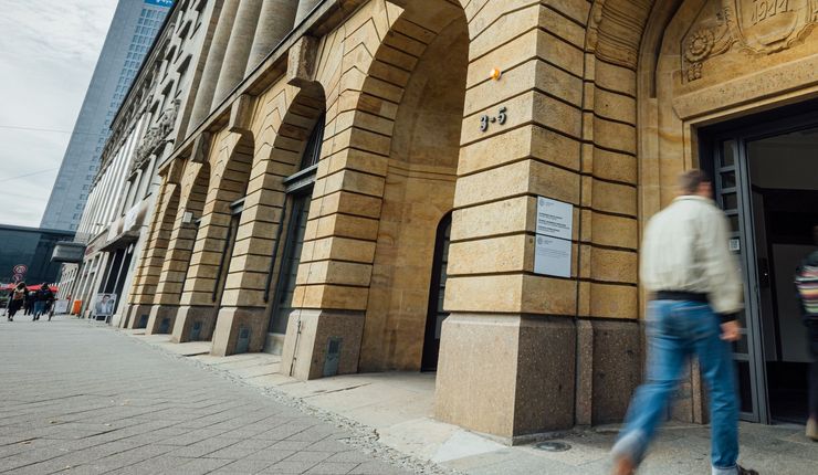 zwei Personen gehen ins SSZ.