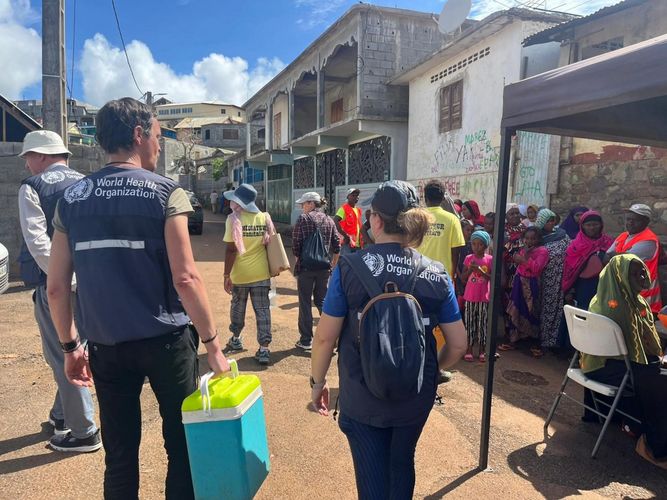 Das mobile Laborteam bei der Probenahme in Mayotte.