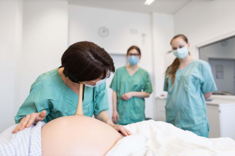 Dozentin zeigt Studierenden am Modell die Untersuchungsmethodik, Foto: Christian Hüller