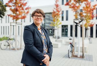 Professorin Conny Melzer vor dem Bildungswissenschaftlichen Zentrum der Uni Leipzig