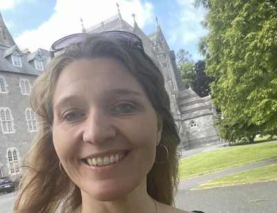 Selfie von Kerstin Gackle (Portrait) auf dem Campus der Maynooth Universität in Irland bei Tageslicht.