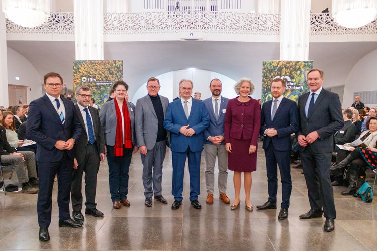 An den Feierlichkeiten nahmen u. a. teil: (v. l. n. r.): Staatsminister Carsten Schneider, Beauftragter für Ostdeutschland; Prof. Walter Rosenthal, Präsident der Universität Jena; Prof. Claudia Becker, Rektorin der Universität Halle-Wittenberg; Thüringens Ministerpräsident Bodo Ramelow; Sachsen-Anhalts Ministerpräsident Dr. Reiner Haseloff; iDiv-Speaker Prof. Christian Wirth; Prof. Eva Inés Obergfell, Rektorin der Universität Leipzig; Sachsens Ministerpräsident Michael Kretschmer; Burghard Jung, Oberbürgermeister der Stadt Leipzig