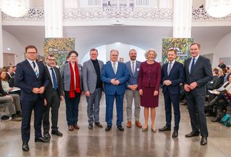 An den Feierlichkeiten nahmen u. a. teil: (v. l. n. r.): Staatsminister Carsten Schneider, Beauftragter für Ostdeutschland; Prof. Walter Rosenthal, Präsident der Universität Jena; Prof. Claudia Becker, Rektorin der Universität Halle-Wittenberg; Thüringens Ministerpräsident Bodo Ramelow; Sachsen-Anhalts Ministerpräsident Dr. Reiner Haseloff; iDiv-Speaker Prof. Christian Wirth; Prof. Eva Inés Obergfell, Rektorin der Universität Leipzig; Sachsens Ministerpräsident Michael Kretschmer; Burghard Jung, Oberbürgermeister der Stadt Leipzig